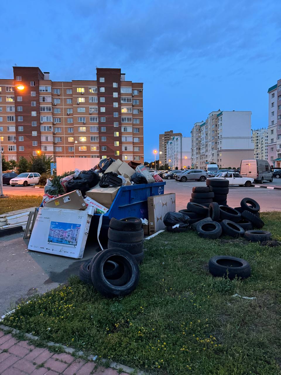 Ситуация с вывозом мусора в городе вроде наладилась. Но вот со строительными контейнерами обстановка пока иная. Утром мы публиковали свалку на Восточном, а эти кадры сделаны уже на Степном. В свою очередь в мэрии заявляют, что по информации, полученной от компании-перевозчика, вывоз крупногабаритного мусора осуществляется в соответствии с графиком, утвержденным с ООО «ЦЭБ». График вывоза соблюдается без нарушений. 