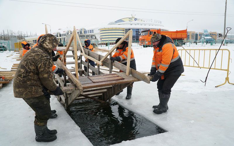 В городском округе Саранск будут подготовлены 7 мест для крещенских купаний.  - Для проведения крещенских купаний на территории городского округа определены 7 мест, — отметил и.о. первого заместителя главы администрации г.о. Саранск Алексей Матюшин. — Это водоем «Лесное озеро», водоем «Зеленая роща», водоем в районе ресторана «Огни Саранска», водоем у стадиона «Старт», святой источник иконы Божией Матери в Куликовке  там есть постоянная купель , святой источник апостолов Петра и Павла в Полянках  постоянная купель  и пруд в районе Иоанно-Богословского монастыря в Макаровке.  Там, где нет стационарных купелей, «иордани» оборудует администрация г.о. Саранск. На утвержденных местах купания будет организована раздача горячего чая, установлены места обогрева, кабинки для переодевания, биотуалеты. В крещенскую ночь на местах купания будут дежурить необходимые службы: медики, спасатели, правоохранители.