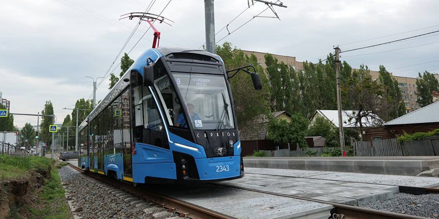 Росприроднадзор требует 420 млн от подрядчика реконструкции трамвая в Саратове Компания СП ТрансТоннельСтрой являющаяся подрядчиком реконструкции скоростного трамвая в Саратове задолжала 420 млн рублей за ущерб экологии Об этом сегодня 11 ноября заявила пресс служба Росприроднадзора По данным федерального ведомства в 2023 году компания подала 9 деклараций содержащих противоречивые сведения об объемах отходов со стройплощадки трамвайных маршрутов В документации вместо отходов к классу опасности грунт загрязненный нефтепродуктами указывались отходы 5 класса практически неопасные В результате по информации Росприроднадзора недоимка в бюджет за негативное влияние на окружающую среду составила свыше 420 млн рублей В пресс службе также уточнили что предприятие заявляло о передаче отходов на переработку но фактически 38 7 тысячи тонн складировались на территории компании Кроме того реконструкцию трамвайных путей СП ТрансТоннельСтрой осуществлял без программы производственного экологического контроля Материалы проверки Росприроднадзора передали в региональное СУ СКР Компании выставлено требование об уплате долга Напомним недавно на подрядчика СП ТрансТоннельСтрой завели уголовное дело по факту мошенничества По материалам прокурорских проверок предприятие израсходовало свыше 1 млн рублей авансового платежа на материалы которые не предусматривались проектными документами