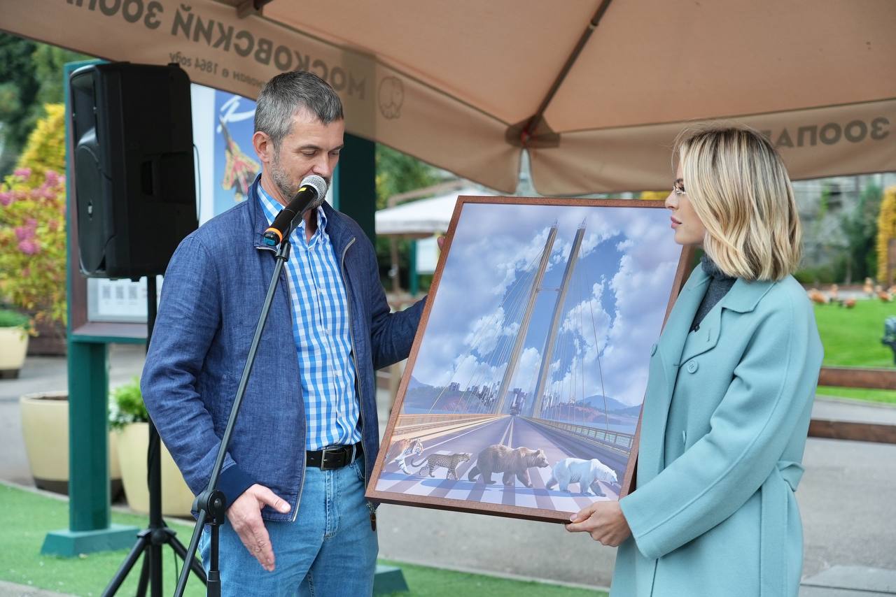Выставка победителей конкурса плакатов Время смыслов открылась в Московском зоопарке На Круге катания Старой территории Московского зоопарка состоялось торжественное открытие выставки лучших работ первого Всероссийского конкурса современного плакатного искусства имени Героя России Сергея Ефремова Время смыслов Мероприятие стало итоговым событием масштабного проекта который собрал почти 3200 работ от 2917 авторов из 84 регионов России и зарубежных стран В церемонии открытия выставки принял участие директор Московского зоопарка депутат Мосгордумы Светлана Акулова которой организаторы конкурса вручили подарок от заместителя полномочного представителя президента в ДФО Григория Куранова картину созданную АРТ проектом Журнал СУДЬБА Конкурс современного плакатного искусства проводится при поддержке Аппарата полномочного представителя Президента России в Дальневосточном федеральном округе ДФО и НКО Фонд развития социальных инициатив Старт второго сезона конкурс планируется в октябре этого года ПОДПИСАТЬСЯ Telegram канал Политтехнологи