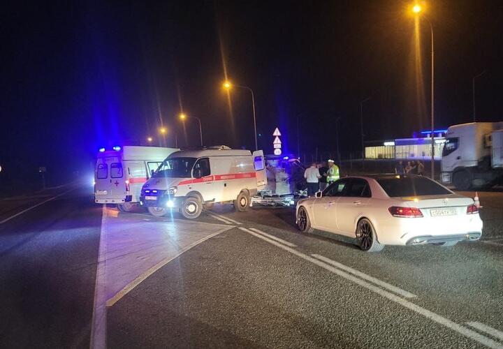 В Абинском районе произошло ДТП, в котором погибли три человека.   Это случилось накануне в 22:30 на дороге Краснодар-Верхнебаканский. Местный житель Абинского района 2003 года рождения за рулём ВАЗ 2107, поворачивая налево, не уступил дорогу мотоциклу «Ямаха», который ехал во встречном направлении. Мотоциклом управлял житель Новопокровского района 1990 года.  - На месте ДТП погиб водитель мотоцикла 1990 года рождения, в больнице скончалась его 34-летняя пассажирка и 18-летняя пассажирка ВАЗ. Водитель и ещё двое пассажиров отечественного авто госпитализированы в ЦРБ города Абинск, - сообщает полиция края.  На месте ДТП работала следственно-оперативная группа. Обстоятельства устанавливаются.  Подписаться       Буст