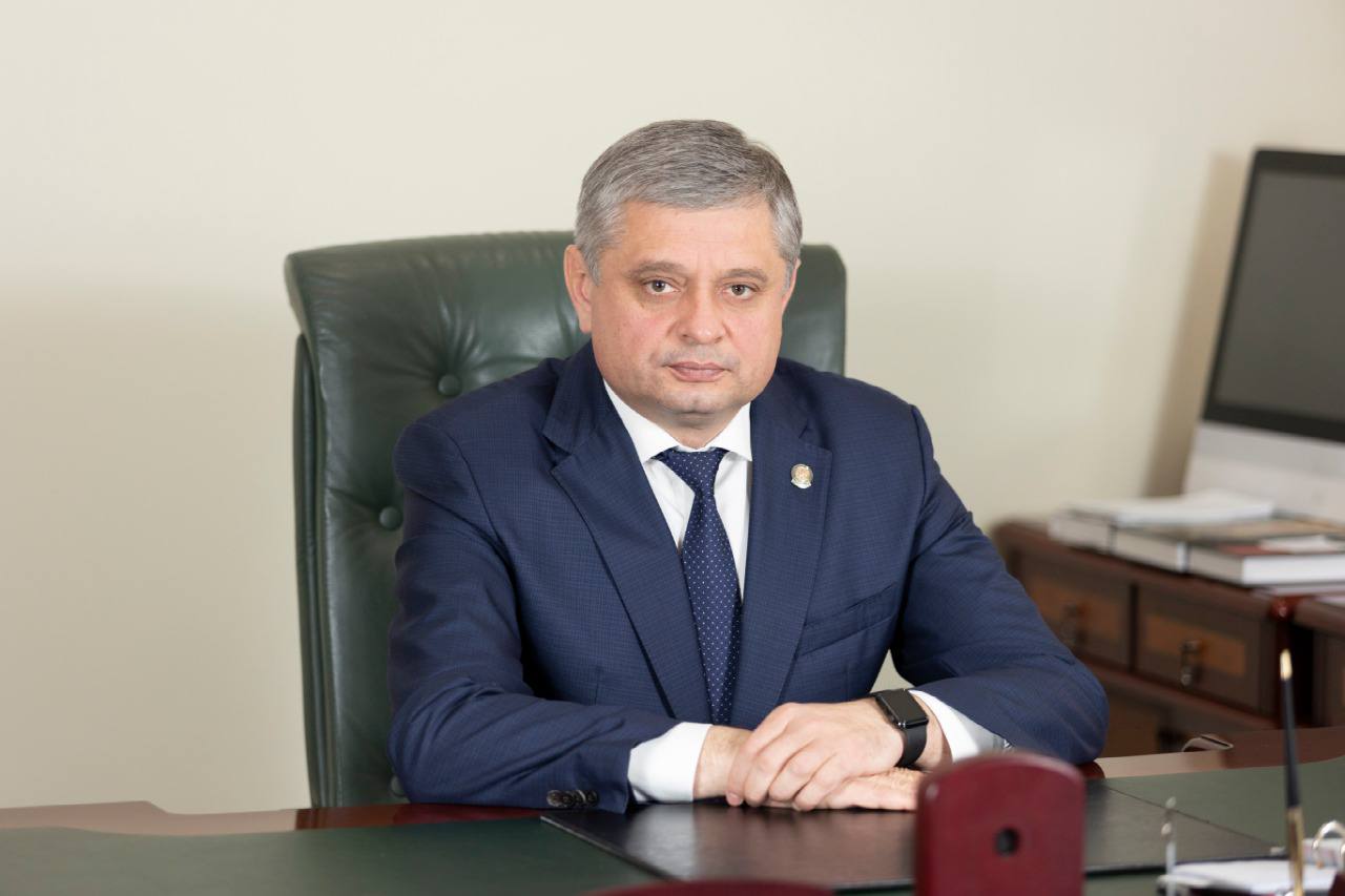 Пишут что в отставку ушел министр экологии и природных ресурсов Татарстана Александр Шадриков Странно конечно в начале года во время новогодних каникул возможно официально об этом объявят позднее Говорят Шадриков уходит в Москву на повышение поступило интересное предложение Министром вместо него может быть назначен глава одного из пригородных районов республики imenno116