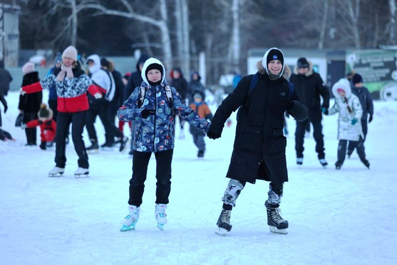 На Левобережье стартовала заливка катков Всего в Кировском округе этой зимой будут функционировать 33 ледовые площадки Из них 20 расположены на придомовых территориях 10 на территориях образовательных учреждений Отмечу что заливка ледовых площадок на придомовой территории осуществляется по решению жителей Собственники жилых помещений предоставляют доступ для подключения к воде первоначально и в течение зимы чтобы поддерживать лед в надлежащем состоянии Итак на придомовых территориях катки в КАО разместятся по следующим адресам ул Мельничная 91 ул Новостройка 7 ул Володарского 120 ул Лукашевича 1А ул Волгоградская 24В ул Волгоградская 30 ул Путилова 7В ул Взлетная 3А ул Крупской 8 1 ул Крупской 5 Б Заречный 10 ул Б Заречный 2А ул Степанца 10 ул Рокоссовского 12 3 ул Фугенфирова 7 9 ул 2 я Любинская 2Б ул Комкова 5А ул Конева 34 ул Дианова 20 ул Крупской 13 3 просп Комарова 15 3 ул Взлетная 11 1 Хоккейные площадки также заливаются на территории сквера Нефтебаза ул Мельничная 67 на территории Омского колледжа профессиональных технологий ул Дианова 33 и спортшколы им Олега Охрименко ул 20 лет Октября 14 2 Помимо этого в зимний период на территории Кировского округа будут работать ледовые площадки для массового катания на следующих локациях ледовая арена имени Леонида Киселева ул 70 лет Октября 8 1 природный парк Птичья Гавань ул Енисейская 1 2 в парке 300 летия ул Ватутина 21 1 Традиционно для омичей откроются катки по ул Суворова 110 CronwellPark Ника бульвару Архитекторов 35 ТЦ МЕГА Еще часть катков будет работать на территориях школ Канал Сергея Шелеста в МАХ
