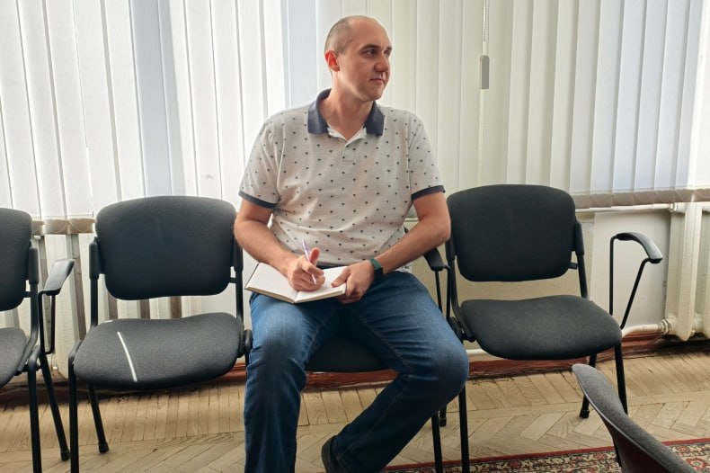 Замминистра строительства и ЖКХ Красноярского края Юрий Шестопалов прибыл с рабочим визитом в Свердловский округ В рамках посещения Свердловского муниципалитета он провел рабочую встречу с заместителем Главы Администрации округа Игорем Ковальчуком. В ходе встречи обсудили вопросы текущего выполнения плана мероприятий по восстановлению объектов в 2025 году в рамках специального инфраструктурного проекта СИП . Особое внимания уделено соблюдению сроков и технологий при выполнении работ. «В летний период проводится основная масса восстановительных работ. На сегодняшний день на 30% объектов работы завершены. На остальных - либо ведутся строительно-монтажные работы, либо проводится обследование и проектирование. В целом, всё выполняется в соответствии с планами», - отметил Юрий Шестопалов. Подробности читайте на САЙТЕ Администрации Свердловского муниципального округа ЛНР -канал чтобы быть в курсе всех новостей Свердловского муниципального округа ЛНР