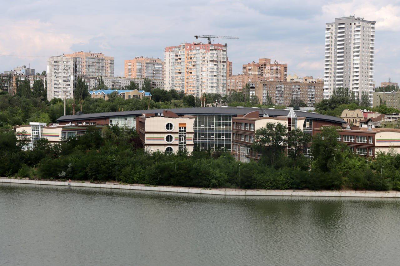 Григорьевскую школу в Донецке планируют открыть в партнерстве с «Сириусом» в 2026 году – сообщил врио председателя правительства ДНР Андрей Чертков. «В один из блоков школы был прилет, есть повреждения. Плюс здание, построенное в 2014 году, все эти годы простаивало. Тем не менее, общее состояние объекта впечатляет», – добавил он. #Донецк #Восстановление #Сириус