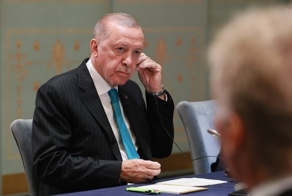 Эрдоган назвал Стамбул проверенной площадкой для встреч делегаций Москвы и Киева Об этом президент Турции заявил по телефону главе Финляндии Александру Стуббу В ходе беседы лидеры государств обсудили двусторонние отношения а также региональные и глобальные вопросы Реджеп Тайип Эрдоган отметил что Турция прилагает усилия для успешного завершения мирного процесса между Украиной и Россией сообщила канцелярия президента страны Он также заявил что Анкара внимательно следит за соблюдением перемирия в секторе Газа По словам Эрдогана прочный мир в регионе возможен только на основе концепции двух государств Подписаться на Говорит Москва Telegram VK MAX