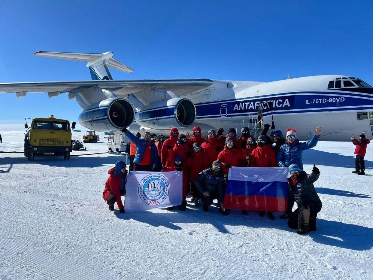 Заветная цель достигнута! 13 школьников и студентов столичных колледжей добрались до Антарктиды. Дорога заняла целых 10 дней. Но она того стоила!  Суровый южный материк встретил их ярким солнцем. Много снега и ветра там по умолчанию  «Участники экспедиции прибыли к исследовательской станции “Новолазаревская”. Недалеко от нее — на расстоянии 12 километров — они разместили свой лагерь. Временной станции участники дали название “Москва”. Она состоит из четырех модулей, соединенных теплыми переходами, и оснащена солнечными батареями и спутниковой связью. Сборка передвижной станции заняла около 12 часов. С завтрашнего дня юные исследователи», — рассказали в столичном Департаменте образования и науки.  Что по ближайшим планам?   Наладить быт   Привыкнуть к походной жизни и к разнице во времени с Москвой   минус 3 часа   С завтрашнего дня приступить к сбору научных данных   Встретить пингвинов. Ладно, это мы уже от себя