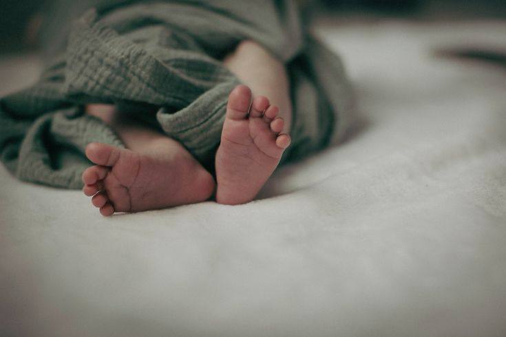 Мать алкоголичка получила больше 3 лет тюрьмы за издевательства над новорожденной дочерью Пока муж был на заработках 42 летняя жительница Волжского ушла в запой чуть не доведя собственную малышку до голодной смерти Ребенка нашли в таком состоянии весной 2024 года после того как пьяную мать задержали стражи порядка на площади Ленина в то время как ее изможденный голодом и раздетый младенец находился в квартире один Женщина приговорена к 3 годам 2 месяцам лишения свободы с отбыванием в исправительной колонии общего режима Также у нее забрали родительские права дочь будет воспитывать отец Открытый Волжский в MAX