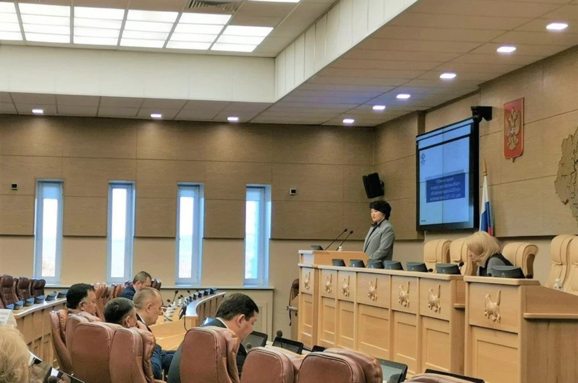 В Иркутской области прошли публичные слушания по проекту бюджета на 2026 2028 годы В обсуждении приняли участие представители правительства Законодательного Собрания муниципалитетов и общественности Бюджет направлен на финансовое обеспечение социального благополучия жителей Приангарья включая поддержку участников СВО и их семей Особое внимание будет уделено поддержке семей с детьми На эти цели в предстоящем трехлетнем периоде будет направлено более 125 миллиардов рублей Помощь получат более 149 тысяч семей с детьми отметила исполняющая обязанности министра финансов Иркутской области Екатерина Багайникова Расходы на социальную сферу составят более 60 бюджета Эти средства пойдут на здравоохранение образование социальную политику а также строительство и ремонт социальных объектов Общий объем доходов бюджета на 2026 год планируется в размере 275 1 млрд рублей расходов около 300 млрд В 2027 году доходы составят 296 2 млрд рублей расходы 322 1 млрд в 2028 м 302 1 млрд и 324 2 млрд рублей соответственно Во время слушаний участники задали вопросы касающиеся оплаты труда образования и транспортного сообщения Все поступившие предложения будут обобщены и направлены в правительство региона