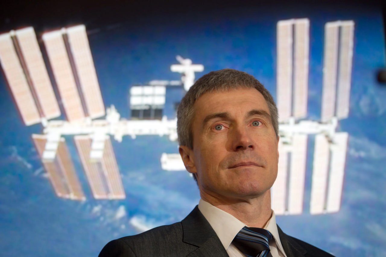 Сергей Крикалёв получил высшую почётную награду NASA Замглавы Роскосмоса и Героя Советского Союза отметили медалью За выдающуюся общественную службу Её передал заместитель администратора NASA по реализации космических программ Кеннет Бауэрсокс Сергей Крикалёв первый российский космонавт который совершил полёт на американском космическом корабле в 1994 году В 1998 м он участвовал в первом полёте по программе сборки Международной космической станции В 2000 2001 годах выполнил полёт на МКС в составе первой длительной экспедиции От Первого Лица Бусты