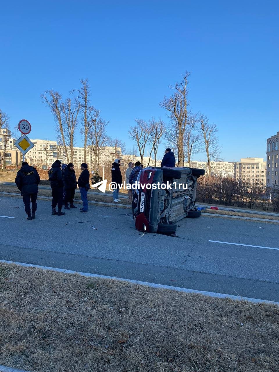 Водитель внедорожника пострадал в ДТП на острове Русский.  На территории ДВФУ, в районе корпуса «Ф», водитель BMW выехал на перекресток в нарушение дорожного знака "Уступи" и въехал в Nissan X-Trail. После удара последний перевернулся несколько раз и остался на боку.  Фото: Иван Хрущев