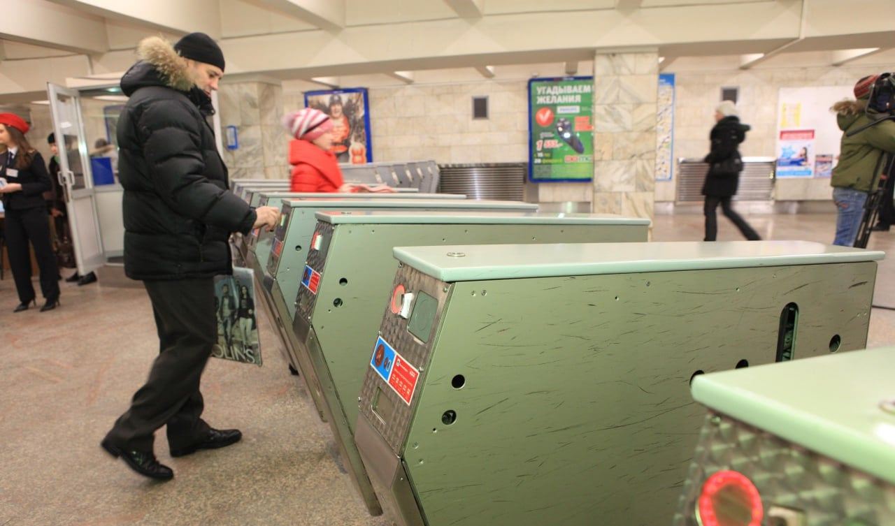 Оплату по биометрии хотят ввести в новосибирском метро через год  Система будет работать на всех станциях. О планах по её запуску агентству ТАСС рассказал начальник Новосибирского метрополитена Аркадий Чмыхайло.  «В настоящее время действует дорожная карта по внедрению оплаты за проезд в Новосибирском метрополитене при помощи биометрических данных, подготовленная минцифры РФ и минтрансом РФ. Намечено внедрение биометрии в декабре 2025 года на одном проходе на всех станциях метрополитена»,  — сообщил руководитель подземки.  Чтобы воспользоваться этим способом расчёта, нужно будет зарегистрироваться в единой биометрической базе. Как подчеркнул Аркадий Чмыхайло, позже от передачи данных можно отказаться, и их удалят. Впервые о введении такого метода оплаты проезда в метро шести городов России заговорили в прошлом ноябре.   Сейчас технология работает в московской подземке. Чтобы подключить сервис, следует пройти регистрацию в мобильном приложении‎, привязать к нему фотографию своего лица и банковскую карту. В метрополитене пассажиру необходимо встать на специальный чёрный стикер перед турникетом и посмотреть в установленную на нём камеру. Створки откроются, а деньги за проход спишутся со счёта.