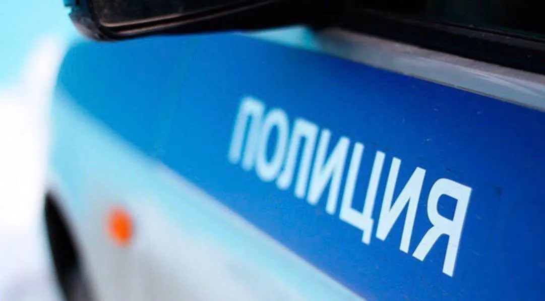 В Челябинске дети забросали камнями несколько пассажирских поездов В Челябинске дети забросали камнями пассажирский поезд из Екатеринбурга в Оренбург С наружной стороны второго и третьего вагонов железнодорожники обнаружили повреждения стеклопакетов Установить личности хулиганов по горячим следам не представилось возможным Но спустя несколько недель начальник караула вооруженной охраны задержал несовершеннолетних которые кидали камни в проходящие поезда Подростков передали транспортным полицейским Нарушителями оказались школьники 8 и 12 лет Сотрудники подразделения по делам несовершеннолетних вызвали родителей Как рассказали дети они гуляли на территории гаражного кооператива расположенного в парке О станции Челябинск Главный откуда хорошо просматривается железная дорога и из любопытства бросали камни в проезжающий состав На родителей составили протоколы по статье 5 35 КоАП РФ ненадлежащее исполнение обязанностей по содержанию воспитанию обучению защите прав и интересов несовершеннолетних Им настоятельно рекомендовали контролировать досуг детей во избежание трагических последствий Стоит отметить что семьи благополучные и на учетах не состоят Протоколы направлены в комиссию по делам несовершеннолетних для принятия профилактических мер в отношении детей и их родителей прокомментировали в Южно Уральском ЛУ МВД России на транспорте Мы в MAX Подписаться Прислать новость