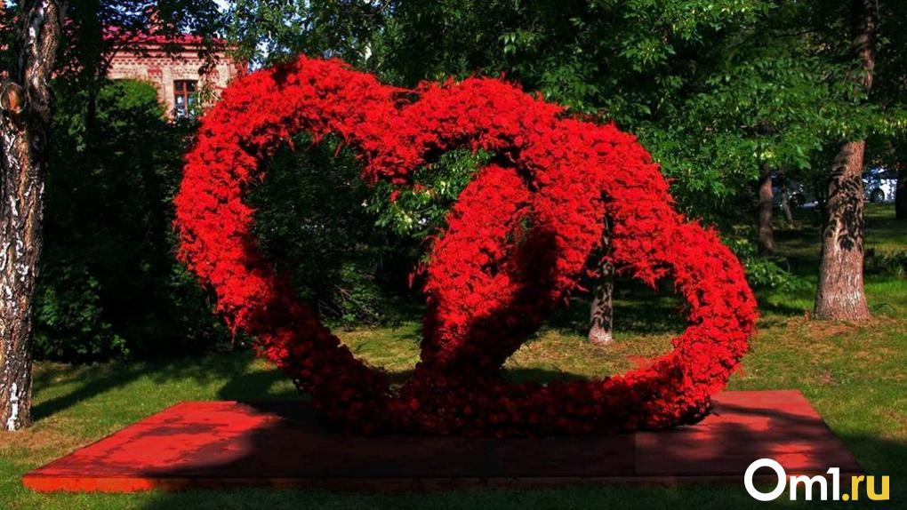 «Флора-2025»: в Омске ищут подрядчика для ландшафтной композиции Приём заявок продлится до 19 июня, а результаты аукциона будут подведены 23 июня. Начальная стоимость контракта составляет 15 млн рублей. Исполнителю предстоит создать восемь флористических инсталляций, которые разместятся в Выставочном сквере. Главным элементом выставки, проходящей под девизом «Во славу былого, во имя будущего…», станет шестиметровая композиция «Вечный огонь». Она будет расположена на газоне между павильонами, слева от центральной аллеи. Для её создания будут использованы красные розы и гвоздики, а также мелкоцветковые хризантемы оранжевых и жёлтых оттенков и гребенчатые целозии красного и жёлтого цветов.