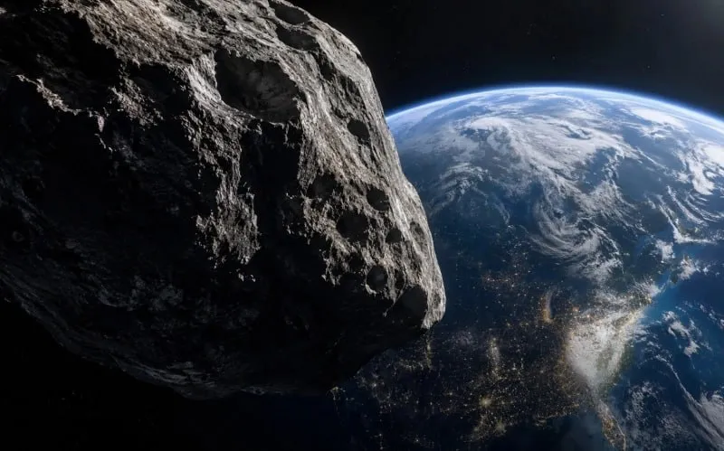 Астероид 2026 JH2 пройдет совсем рядом с Землей в ночь на 19 мая К Земле приближается недавно обнаруженный астероид 2026 JH2 в ночь на 19 мая он пройдет мимо планеты на расстоянии около 90 91 тыс км это примерно четверть среднего расстояния до Луны Объект заметили только 10 мая 2026 года в рамках программы Mount Lemmon Survey в Аризоне Позже наблюдения подтвердили другие обсерватории а Центр малых планет присвоил астероиду официальное обозначение Размер 2026 JH2 оценивают примерно в 15 35 м это сопоставимо с челябинским метеором 2013 года Несмотря на очень близкий по космическим меркам пролет угрозы столкновения с Землей по текущим расчетам нет Почему такие объекты обнаруживают всего за несколько дней до сближения Насколько близко астероид пройдет к Земле и можно ли будет наблюдать его пролет Рассказываем по ссылке