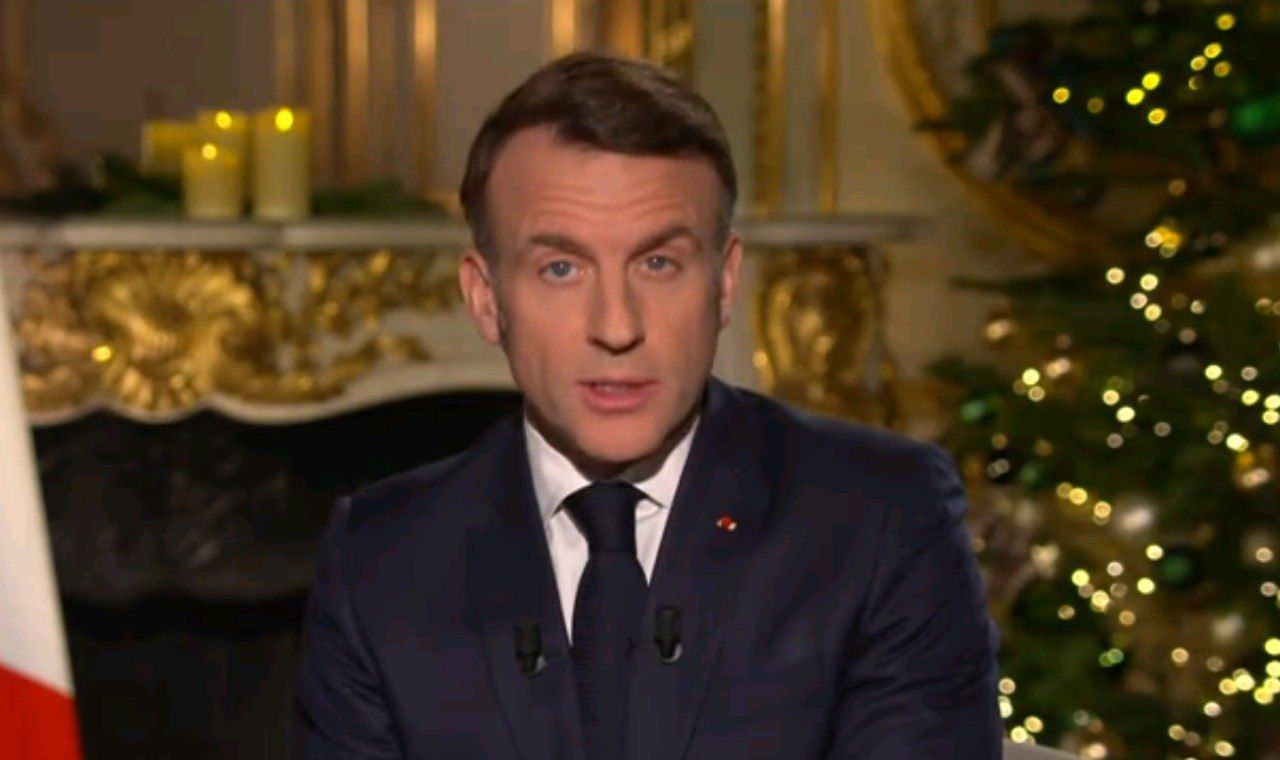 Макрон в новогоднем обращении заявил что не будет баллотироваться на новый срок Он добавил что останется на посту до конца своих полномочий которые истекают в 2027 году В конце 2026 года когда придет время постепенно начнется президентская кампания 2027 года первая за десять лет в которой я не буду принимать участие сказал Макрон Он добавил что сделает всё чтобы президентские выборы прошли максимально спокойно в особенности без какого либо иностранного вмешательства Напомним во Франции весь прошлый год шёл затяжной политический кризис с постоянной сменой правительств на фоне массовых протестов людей недовольных экономической и социальной политикой властей