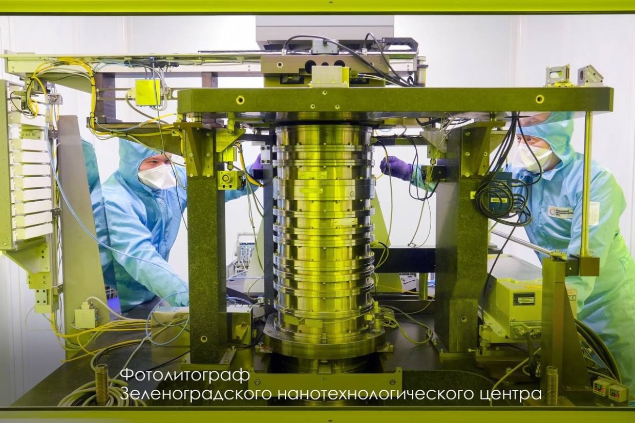 В России начались поставки отечественных принтеров для микросхем ЗНТЦ собрал первый литограф с разрешением 350 нм и уже отправил его заказчику в сфере силовой электроники Аппарат создаёт микросхемы с нормой 0 35 мкм на пластинах 150 200 мм Параллельно готовят более современный вариант на 130 нм за 540 млн Литограф это принтер который рисует микросхемы формируя слои будущего чипа MediaComputers