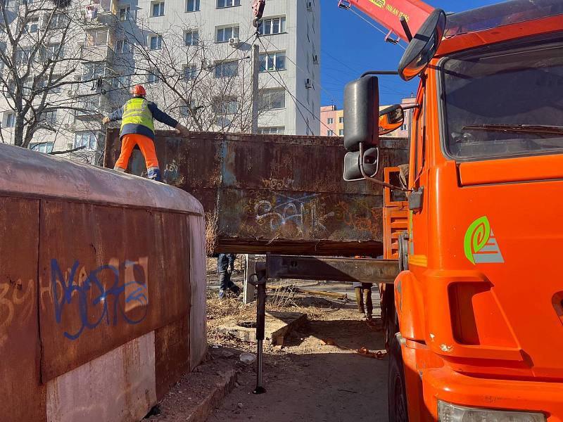 Городская дорожная служба вывозит с улиц краевого центра незаконные объекты.    Их отправляют на временное хранение, а мусор и хлам, хранившиеся внутри и оставшиеся после сноса, – на полигон.    На этой неделе снос идёт в районе Сафонова, 24, где производится демонтаж незаконных металлических гаражей.    А на прошлой неделе специалисты вывозили 13 гаражей с Шошина, 5, там же убрали семь самовольно установленных предпринимателями рекламных конструкций.  #ДорожныеРаботы