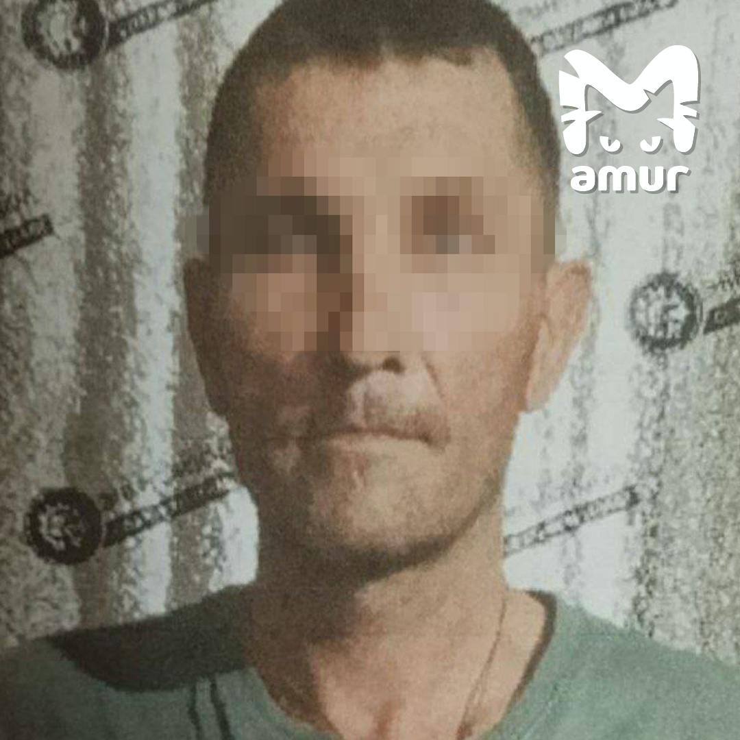 Житель Камчатки с мачете поджёг себя, убегая от полиции.  Странного мужчину не раз видели на улицах столицы полуострова. Предположительно, он причастен к убийству. Сегодня неподалёку от школы №9 попался на глаза правоохранителям. При себе была какая-то горючая жидкость.   Сначала просил застрелить, затем угрожал, после — облил себя и поджёг. Остался жив.