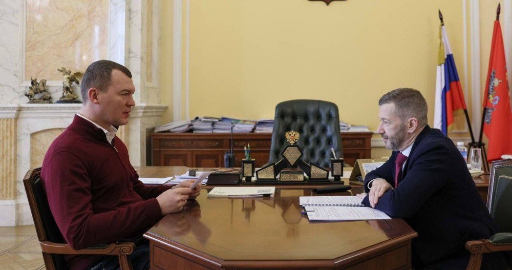 Спорт ближе, чем мы думаем!   Губернатор Чукотки Владислав Кузнецов не теряет времени зря – на встрече с министром спорта России Михаилом Дегтярёвым он не только обсудил развитие спорта в регионе, но и пригласил его в Анадырь на фестиваль "Чукотка блиZко".   Чукотка готовит к открытию обновлённые спортобъекты, а жители Угольных Копей мечтают о собственном катке. И пока строятся стадионы, в марте пройдёт Арктический фестиваль единоборств.