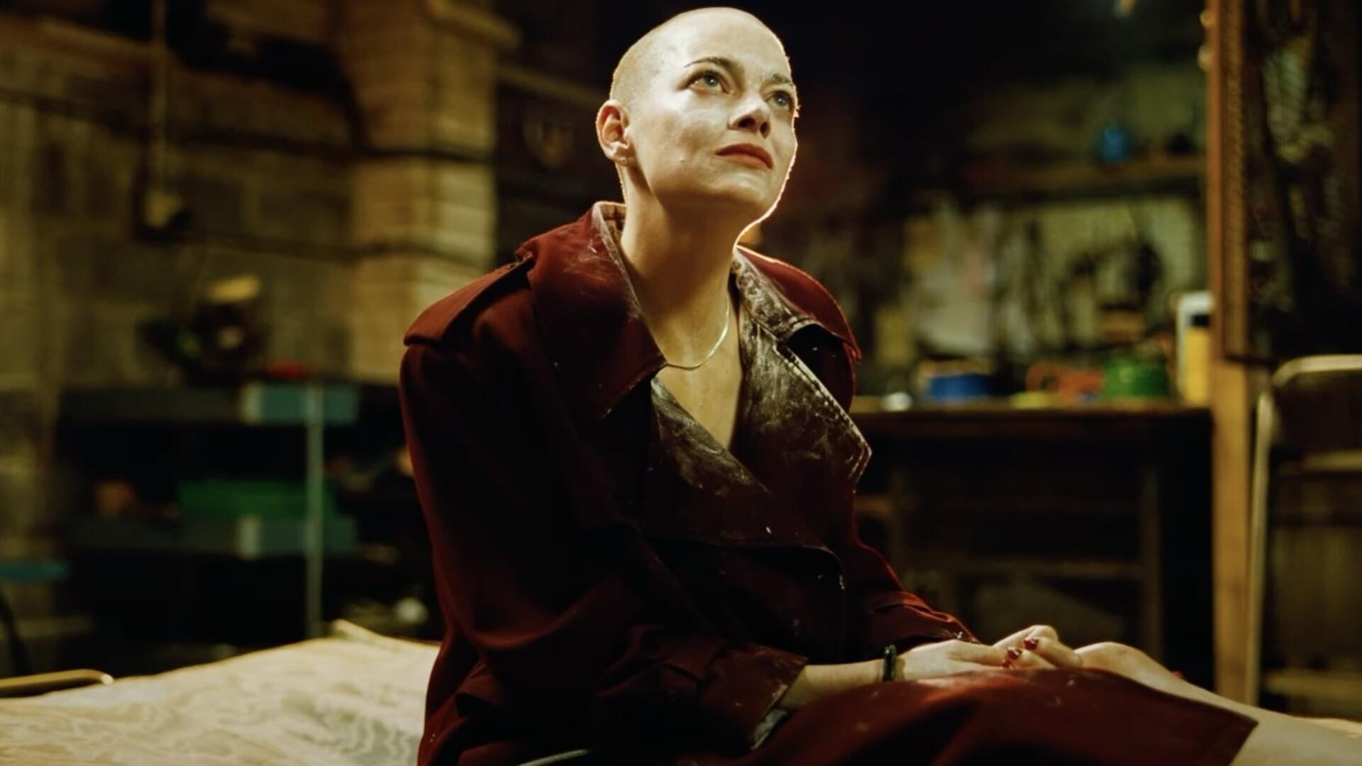 В цифре вышла Бугония с Эммой Стоун без волос По сюжету её героиню похищают сторонники тайных заговоров и бреют наголо так как считают что она инопланетянка и при помощи своих волос связывается с космосом Оценки Metacritic 72 100 Rotten Tomatoes 87 свежести Letterboxd 4 0 5 0 Кинопоиск 7 6 10 Кроме Стоун в фильме снялся Джесси Племонс Режиссёром ленты выступил Йоргос Лантимос Rozetked Plus