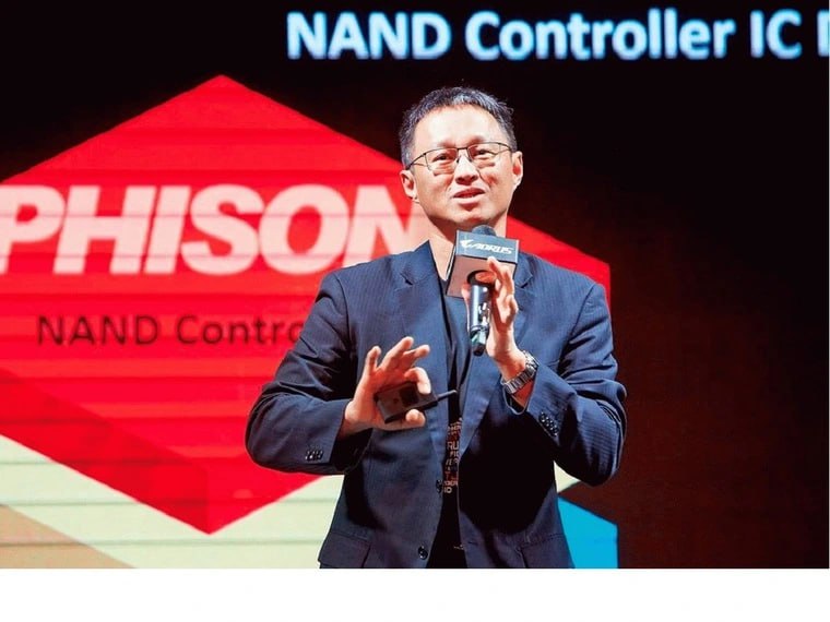 Глава Phison предупредил о долгосрочном дефиците NAND CEO Phison сообщил что цены на NAND память за последние шесть месяцев выросли вдвое а производственные квоты на 2026 год уже выкуплены   Кхейн Сенг Пуа заявил что распространенные TLC чипы NAND емкостью 1 Тбит стоили в июле около 4 80 а в ноябре уже продаются примерно по 10 70 При этом подорожали и менее распространенные MLC чипы Резкое ускорение роста цен пришлось на октябрь Причиной роста цен и дефицита памяти стало наращивание мощностей ЦОД для ИИ В результате дефицит затронул NAND DRAM и HDD Phison заранее сделала запасы NAND Благодаря этому выручка компании в третьем квартале выросла примерно на 30 в октябре на 90 а поставки контроллеров SSD увеличились на 280 относительно прошлого года Наступает фаза устойчивого структурного дефицита связанного со спросом со стороны ИИ дата центров Phison NAND ИИ DDR5 ARCHiTECH Чат