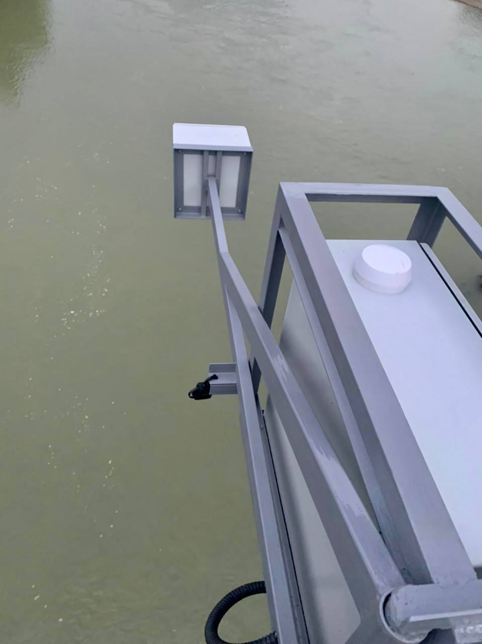 На Ставрополье появятся новые пункты контроля уровня воды в реках  По поручению Губернатора Владимира Владимирова минприроды края установит ещё три автоматических наблюдательных пункта на водных объектах региона. Работы завершатся в сентябре.    Новые пункты появятся: • на реке Подкумок в Ессентуках • на реке Кума в станице Бекешевской • на реке Горькая — у моста на трассе «Ставрополь–Александровское–Минеральные Воды»    Олег Безменов, министр природных ресурсов края: Даже несмотря на засуху и маловодность, риск паводков сохраняется. Автоматические посты — важный элемент системы предупреждения. Они фиксируют уровень воды и предупреждают об угрозе подтоплений за 6–9 часов.    Сейчас в крае работают:   25 гидропостов Росгидромета   13 автоматических пунктов минприроды  3 из них — установлены в прошлом году: на Подкумке, на Зеленчуке и Золке    Мониторятся ключевые реки региона: Кубань, Кума, Подкумок, Калаус и др.    Информация с постов обновляется каждые 10 минут и автоматически передаётся в МЧС, Цент сбора и обработки данных, диспетчерскую службу минприроды и в администрации на местах.    Установка постов — одна из ключевых частей госпрограммы «Охрана окружающей среды», направленная на противопаводковую безопасность региона.