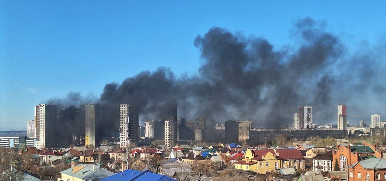 Пожар возник на западной окраине Екатеринбурга Несмотря на большой объём дыма площадь пожара небольшая как сообщили в МЧС на улице Металлургов горели стройматериалы и битум на площади 40 квадратных метров Возгорание уже локализовано тушение продолжается в эти минуты Фото читатель ve4ved Телеграм канал ve4ved Поддержать Подписаться Прислать новость 18
