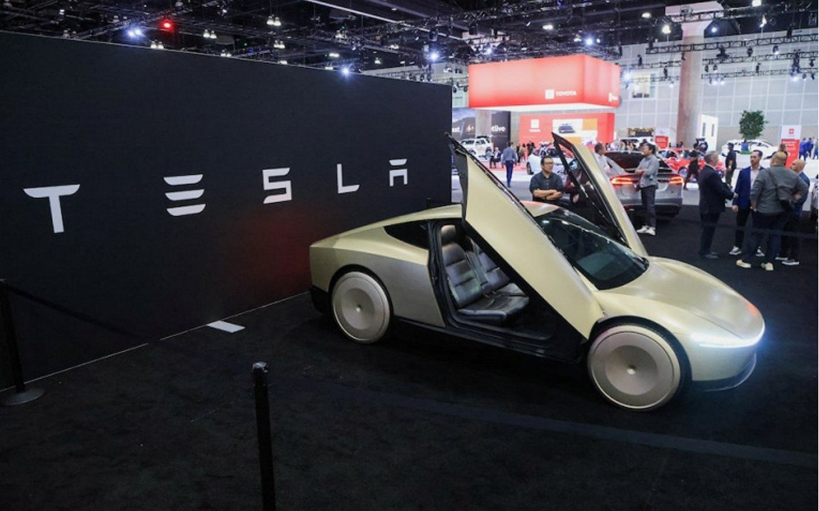 Reuters: Tesla и Samsung заключили сделку на $16,5 млрд! Южнокорейский гигант будет поставлять чипы для электромобилей Tesla до 2033 года. Это важный шаг для Samsung, который отстаёт от TSMC и SK Hynix в гонке за чипы для ИИ. Срок: до 2033 года Объём: $16,5 млрд Цель: укрепить позиции Samsung в контрактном производстве Хотя сделка, скорее всего, не касается передовых 2-нм чипов, она поможет сократить убытки подразделения. Что это значит для Tesla? Стабильные поставки и надёжный партнёр в эпоху цифровизации авто