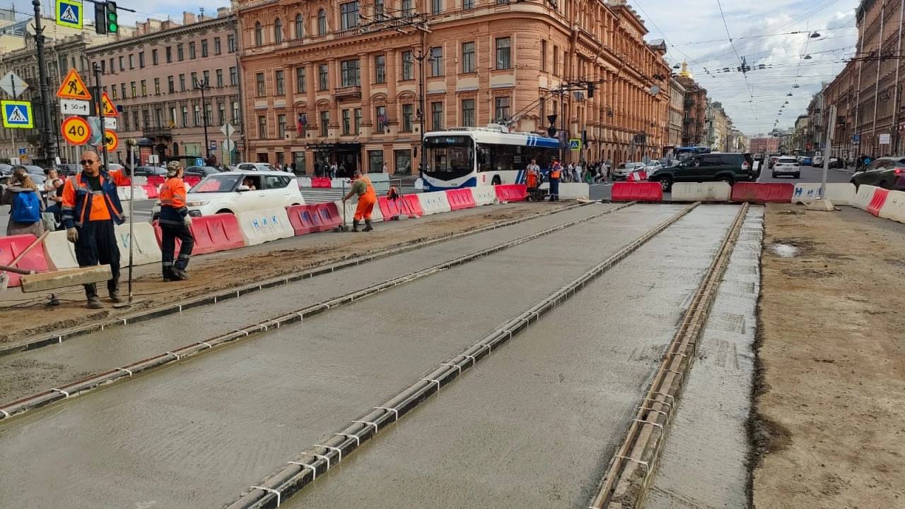 Ремонт трамвайных путей на перекрестке Невского и Литейного: ход работ  Специалисты уже демонтировали старое покрытие, уложили новые рельсы и выровняли их по геометрическим параметрам. Сейчас завершается укладка литого асфальтобетона на участке трамвайных путей, а также залита верхняя бетонная плита.  С 10 августа начнется второй этап ремонта, который потребует изменения схемы движения на перекрестке.   Фото: Комитет по развитию транспортной инфраструктуры Санкт-Петербурга Петербургский дневник
