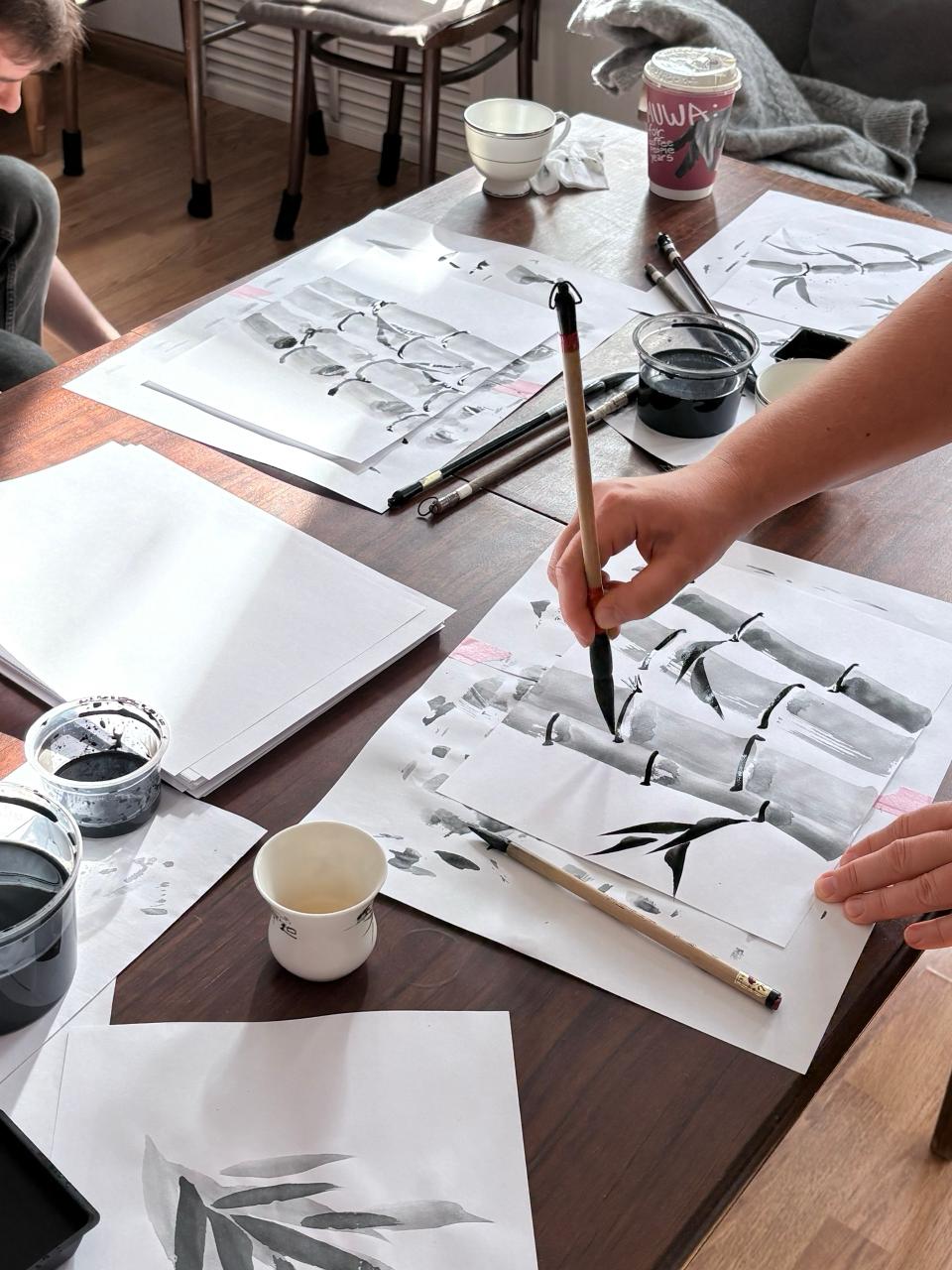 В Гостиной пройдет мастер класс по китайской живописи У Син 20 декабря в творческом пространстве Гостиная пройдет мастер класс Участники нарисуют заснеженный бамбук в стиле китайской традиционной живописи Гости кратко и понятно познакомятся с основами философии У Син и их связью с эмоциями в теле Под руководством мастера изучат и отработают каждый элемент Итогом станет картина в стиле У Син Ведущая мастер класса Алена Новикова преподователь изобразительного искусства 20 декабря 11 00 Стоимость участия 1 500 рублей Записаться по ссылке enter samara