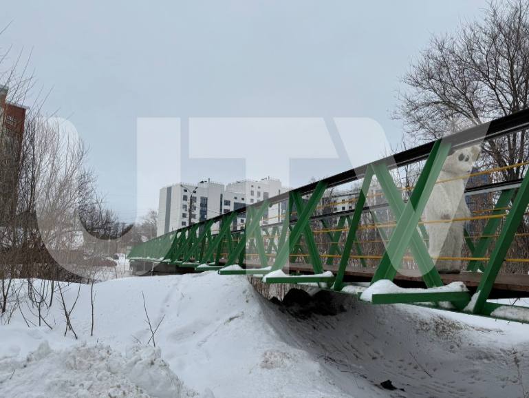 В Стерлитамаке обновили пешеходный мост  На мосту по улице Садовой заменили настил, обновили перила, установили освещение и камеры видеонаблюдения от компании “Уфанет”.  Отремонтировали мост Стерлитамакский колледж строительства и профессиональных технологий, компании ООО “АСТ”, а также неравнодушные горожане.