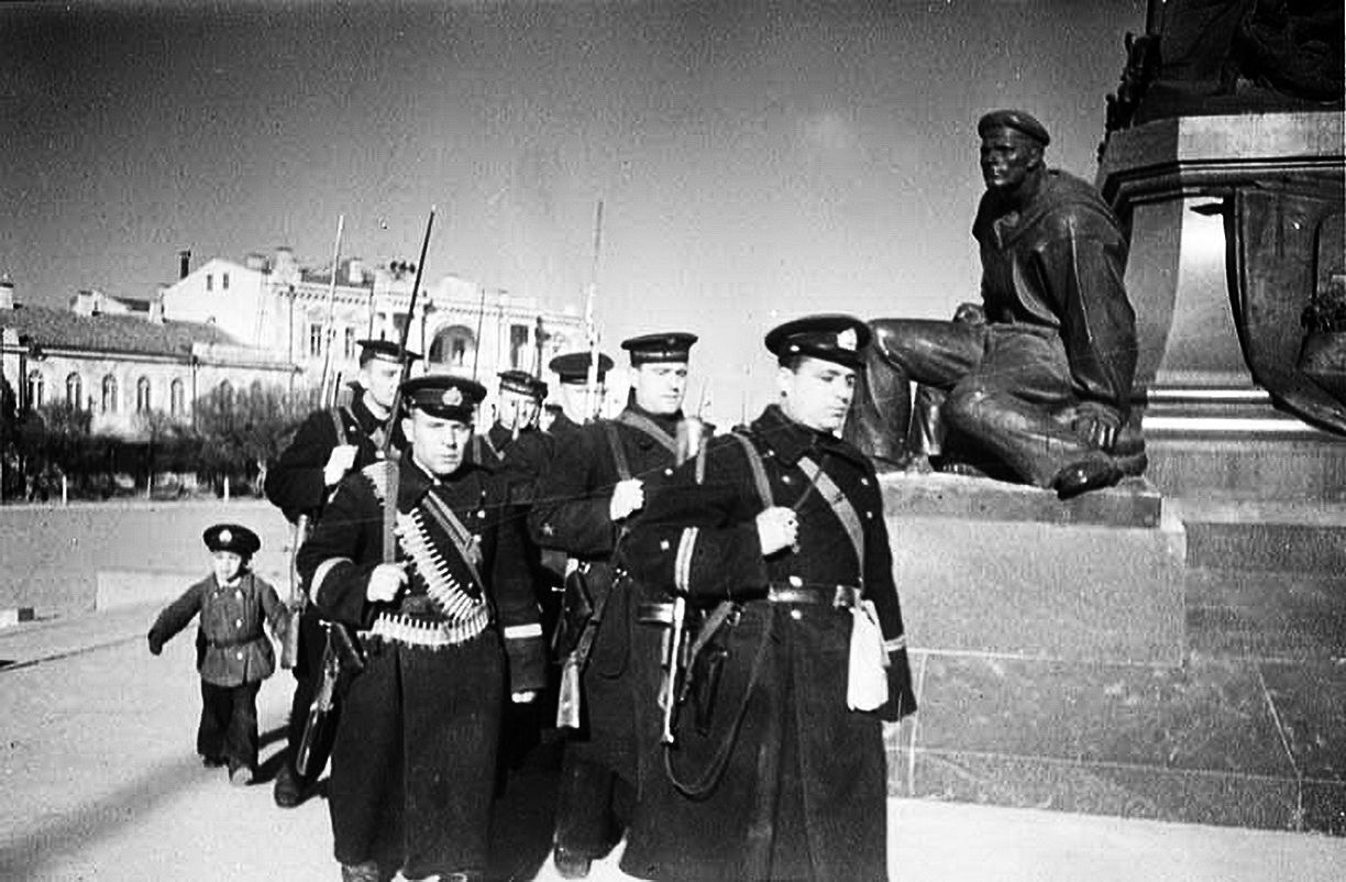 1 мая 1942 года в городе Севастополе вывесили флаги на каждом уцелевшем доме и зданиях учреждений. Они должны были создать праздничное настроение. Но поползли слухи, что якобы по радио приказали флаги убрать: мол, они демаскируют, служат указанием целей для немецких самолетов. Кто-то поверил… Из докладной записки на имя наркома внутренних дел КрымАССР Каранадзе: "Управдом Северного райсовета Дубровский, не проверив поступившие к нему провокационные данные, всем жильцам своего участка дал указание снять флаги. Флаги с домов были также сняты и в других районах города. Дубровский арестован".