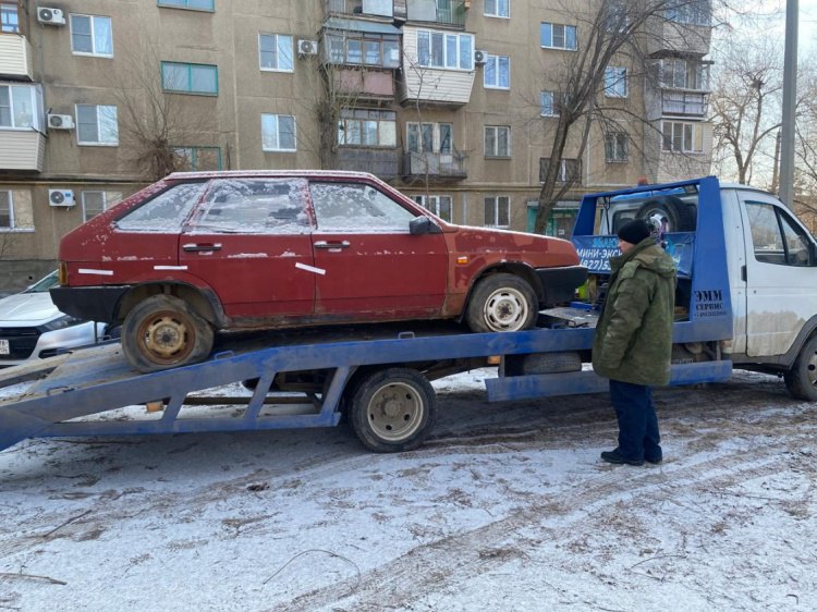 На очереди 5 дворов: в Волжском приступили к эвакуации брошенного транспорта  В Волжском специалисты КЖД начали эвакуировать брошенные автомобили из дворов жилых домов.  Как сообщили Волжский.ру в пресс-службе администрации Волжского, первый в этом году автомобиль увезли на эвакуаторе из двора дома по улице Советской, 37. Машина в неисправном состоянии долго стояла во дворе, привлекая вандалов. Местные жители пожаловались на это в администрацию. Выписанное требование в адрес владельца транспортного средства должного эффекта не возымело. Машину увезли на стоянку. Еще один автомобиль «ВАЗ-2109» вывезли из двора дома по улице 87-й Гвардейской, 37Л. Расходы на работу эвакуатора и стоянку будут возложены на собственников.   Подробнее на Волжский.ру: