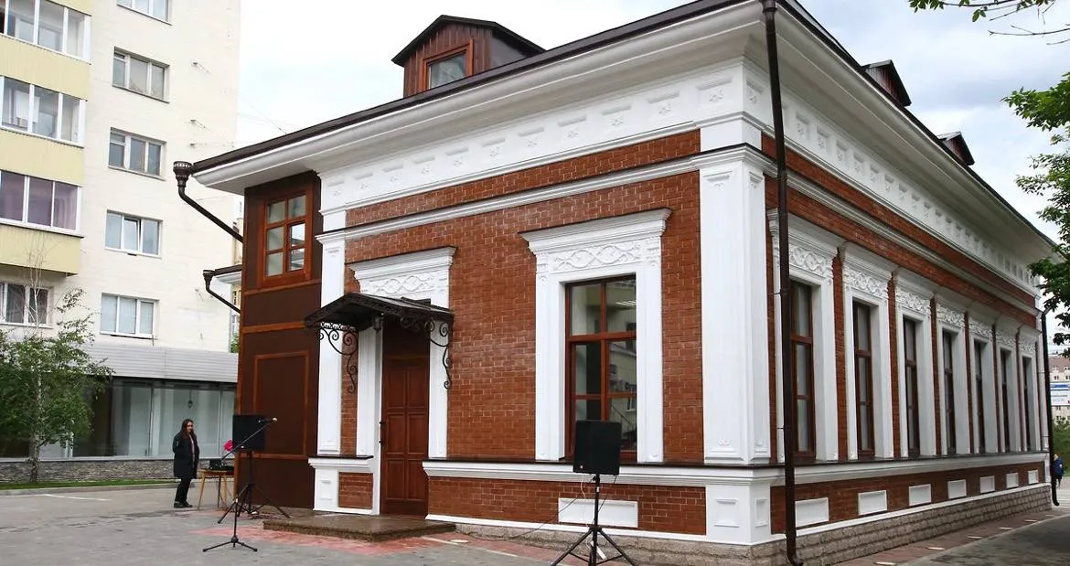 Советский районный суд Уфы по ходатайству следователя СКР изменил меру пресечения бывшему директору торгового дома Башспирт Александру Компанченко с ареста на запрет определенных действий В марте 2025 года Кировский райсуд Уфы признал Александра Компанченко а также бывшего генерального директора Башспирта Рауфа Нугуманова и бизнесмена Артура Хазигалеева виновными в причинении ущерба компании путем обмана или злоупотребления доверием Фото Валерий Шахов Коммерсантъ Если было интересно поддержите лайком и подпишитесь Ъ Уфа Max ВКонтакте