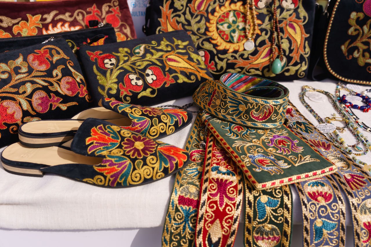 В Татарстане разработают законопроект определяющий правовой статус ремесленников Сегодня заместитель председателя Торгово промышленной палаты РТ Сергей Карпухин на заседании президиума Государственного Совета РТ рассказал об одной из наиболее острых проблем самозанятых запрет на производство и реализацию товаров подлежащих обязательной маркировке Действующее законодательство прямо запрещает самозанятым производить и продавать товары подлежащие обязательной маркировке И это по непонятным причинам не поддающимся логике честно говоря заявил Карпухин Он добавил что перечень такой продукции постоянно расширяется и включает множество товаров которые самозанятые легко могли бы производить Это например продукция легкой промышленности По его мнению все это сдерживает развитие самозанятых которые хотят работать Хотя еще в 2020 году Торгово промышленная палата предлагала снять такое ограничение на федеральном уровне Это предложение одобрил парламент республики Была подготовлена законодательная инициатива но ее не поддержала Госдума Татарстан может частично решить эту проблему для этого необходимо принять соответствующий республиканский закон отметил Карпухин Согласно правилам товары легкой и обувной промышленности не подлежат маркировке если это продукты труда ремесленников в соответствии с законодательством субъекта РФ уточнил он Госсовет Татарстана предложил Правительству РТ разработать законопроект определяющий правовой статус ремесленников а также перечень производимых ими продуктов не подлежащих обязательной маркировке средствами идентификации Об этом стало известно сегодня на заседании президиума парламента Необходимо правовое регулирование налогообложения деятельности предпринимателей развивающих традиционные ремесла заявил Председатель Госсовета РТ Фарид Мухаметшин Специальный налоговый режим действует но правовой статус ремесленников никто не определил Я думаю надо определиться с этим вопросом и принять соответствующее решение В этом разделе как раз много вопросов которые необходимо решать в том числе по инициативе исполнительной власти Минфина республики Однако сам подход без сомнения нужно поддерживать как и самозанятых сказал он Законодательная инициатива будет Правительство республики над этим вопросом работает ответил ему присутствующий на заседании руководитель Аппарата Кабинета Министров РТ Шамиль Гафаров Какие еще вопросы касающиеся режима налогообложения самозанятых рассматривали в Госсовете в репортаже Татар информа Правового статуса у ремесленников нет в Татарстане хотят снять барьер для самозанятых Подпишитесь на iatatarinform Читайте нас в МАХ