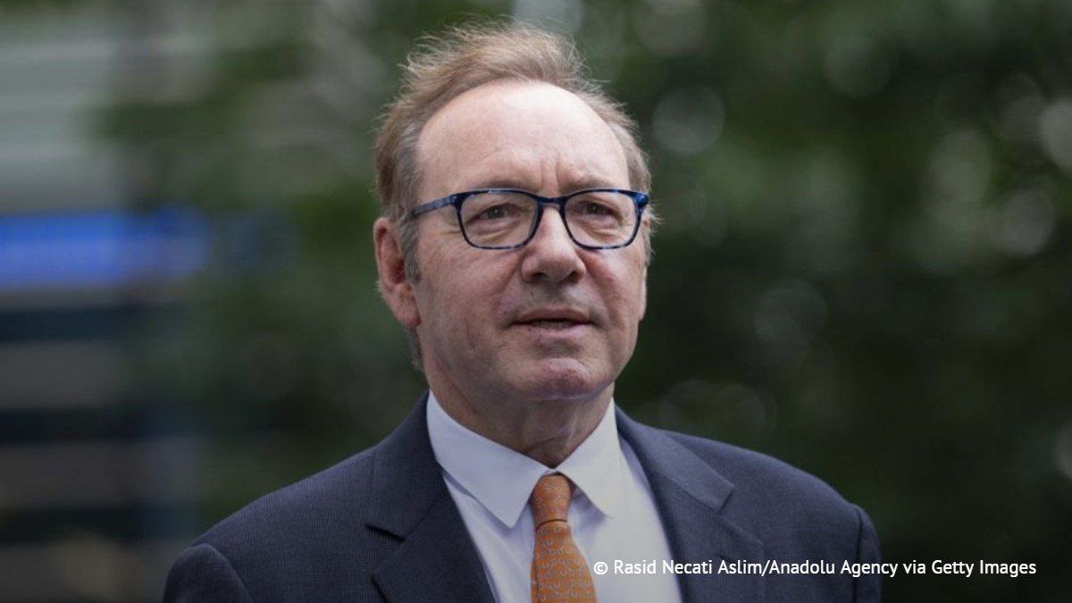 Кевин Спейси заявил что фактически стал бездомным после серии скандалов о сексуальных домогательствах В интервью The Telegraph актер рассказал что у него больше нет постоянного жилья Я живу в отелях в съемных домах езжу туда где есть работа У меня буквально нет дома сказал он По данным издания сейчас Спейси работает ведущим в ночном клубе Monte Caputo на Кипре Подписаться