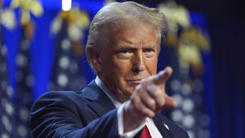 Трамп пообещал бороться с Китаем "дружелюбно" США не позволят Китаю обойти их в гонке искусственного интеллекта — об этом президент Дональд Трамп заявил на энергетическом саммите в Пенсильвании. "Китай и другие страны стремятся догнать Америку в области искусственного интеллекта, и мы не позволим им этого сделать. У нас есть отличные чипы, у нас есть всё самое лучшее. И мы будем бороться с ними очень дружелюбно", — сказал он. Трамп подчеркнул, что США — "мировая сверхдержава в ИИ, которая опережает Китай". При этом ещё зимой он признавал, что китайская нейросеть DeepSeek уже догоняет американский ChatGPT, и призывал разработчиков сосредоточиться на конкуренции для победы. Президент США уверен: у Америки самые блестящие учёные, даже "Китай это признаёт".