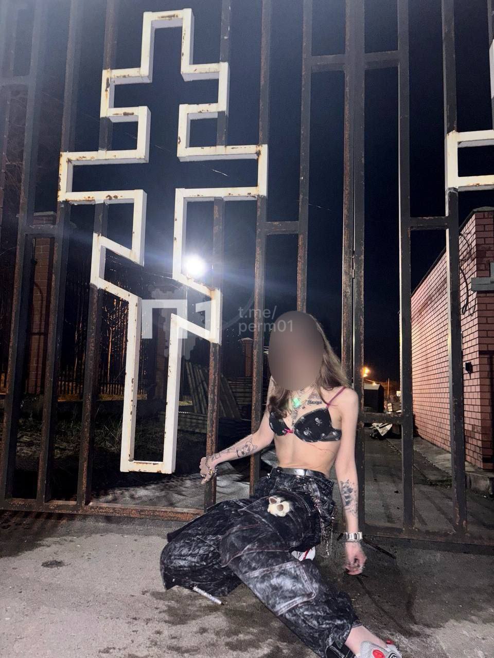 В Перми блогерша устроила фотосессию на фоне православных крестов и храма. Теперь против неё требуют возбудить уголовное дело за оскорбление чувств верующих. Сама автор фотосессии заявила, что не видит ничего оскорбительного в своих фотографиях: ⏪Не хотела никого задеть за чувства верующих. Это искусство неоготики и мрачноты. Давайте не будем судить по верхам якобы это попытки оскорбить кого-то⏩ Как стало известно, дама снимается в фильмах для взрослых и более трёх лет продает фотографии и видео интимного содержания. Подписаться Прислать новость