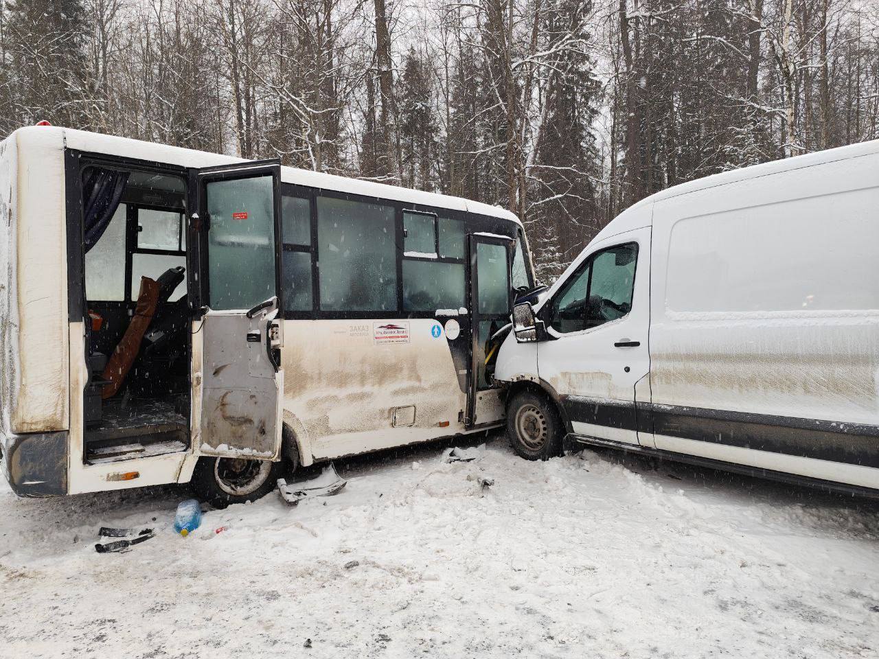 Виновником массовой аварии на трассе Ижевск – Ува стала водитель автомобиля «Лада Калина».  «ДТП произошло около 14 часов на 41-м км дороги Ижевск – Ува. Женщина - водитель автомобиля «Лада Калина», по предварительным данным, не справилась с управлением, выехала на полосу дороги, предназначенную для встречного движения, где совершила столкновение с маршрутным микроавтобусом «Газель», под управлением 43-летнего мужчины. После чего микроавтобус совершил столкновение с грузовым фургоном «Ford» под управлением 62-летнего мужчины», - сообщили в Госавтоинспекции УР.   В результате ДТП водитель «Калины» и шесть пассажиров микроавтобуса госпитализированы с травмами. сего в микроавтобусе находилось 18 пассажиров.     -info