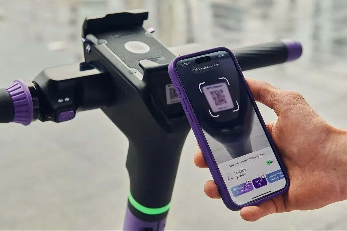 Мошенники начали клеить поддельные QR коды на прокатные самокаты С наступлением теплого сезона в России активизировалась новая схема обмана злоумышленники наклеивают свои стикеры с QR кодами поверх настоящих на прокатных самокатах и велосипедах Об этом 25 апреля предупредили в платформе Мошеловка Народного фронта При сканировании поддельного кода жертва попадает на фишинговый сайт имитирующий сервис аренды После ввода данных банковской карты для оплаты поездки деньги списываются в пользу мошенников В зоне риска молодежь активные пользователи кикшеринга Прислать новость Регион 70 в МАХ если не прогружаются медиафайлы
