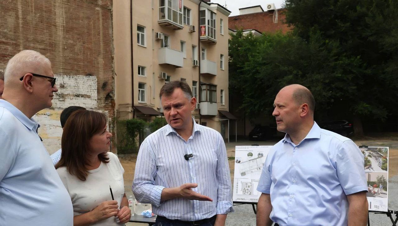 В центре Ростова на месте снесённого аварийного дома пообещали благоустроить новый сквер В Ростове на улице Социалистической, 129, где недавно снесли аварийный дом, появится новый сквер, сообщил врио губернатора Ростовской области Юрий Слюсарь во время рабочей поездки по городу. «В июле на заседании градостроительного совета мы утвердили создание сквера на этом месте. Раньше здесь скорее всего появилась бы очередная высотка — «человейник» или офисное здание. Но город скоро задохнётся от отсутствия зелени и прохлады», — сказал Юрий Слюсарь. Он поставил задачу перед главой Ростову Александром Скрябиным до конца этого года подготовить проект благоустройства нового сквера. Скрябин отметил, что вопрос о выделении 2,8 млн рублей на проектно-сметную документацию по новому скверу будет вынесено на августовское заседание городской думы. #новости #ростов #сквер #ростовскаяобласть #слюсарь #скрябин #парк