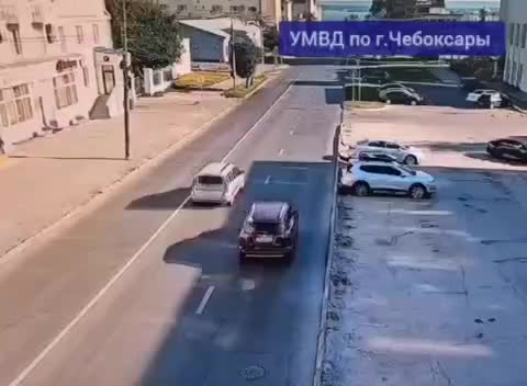 В Чебоксарах автомобиль врезался в здание, пострадали три человека