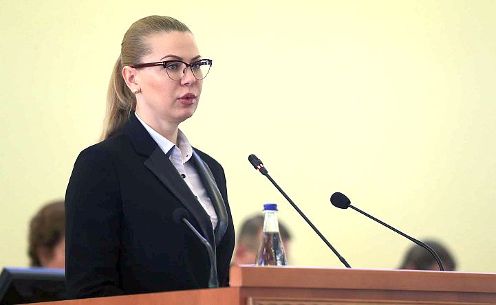 Департамент потребительского рынка Ростовской области вновь возглавила Ирина Гелас. Она вернулась на старую должность, сменив фамилию. Врио губернатора Ростовской области Юрий Слюсарь назначил директором департамента потребительского рынка региона 45-летнюю Ирину Гелас. Напомним, предыдущий директор Алексей Панкратов, возглавлявший областной департамент потребрынка с 2022 года, оставил должность 21 марта в связи с истечением срока служебного контракта. Отметим, что до Панкратова, с 2015 до 2022 года, департаментом руководила Ирина Теларова, которая вернулась на эту должность, но с новой фамилией — Гелас. Напомним и, что в июле в 2021 года у неё дома и на рабочем месте прошли обыски. Как тогда сообщал donnews.ru источник в правоохранительных органах, визит силовиков был связан с Аксайскими рынками. «Поводом для обысков стало бездействие по нарушениям в деятельности рынков. Ведомство видело там нарушения, но ничего не предпринимало», — сообщил собеседник. Летом того же 2021 года рынки «Атлант», «Овощной» и «Алмаз» закрыли. А в августе 2021 года Теларова ушла в декретный отпуск, в декабре того же года родила сына. У неё это второй ребёнок. Мужем Теларовой является депутат Законодательного собрания Ростовской области Максим Гелас. В 2022 году Ирину Теларову освободили от должности в связи с истечением служебного контракта. В правительстве отметили, что до возвращения на должность директора департамента Ирина Гелас трудилась на посту директора колледжа экономики, управления и права ДГТУ. #новости #ростов #ростовскаяобласть #гелас #теларова #потребрынок
