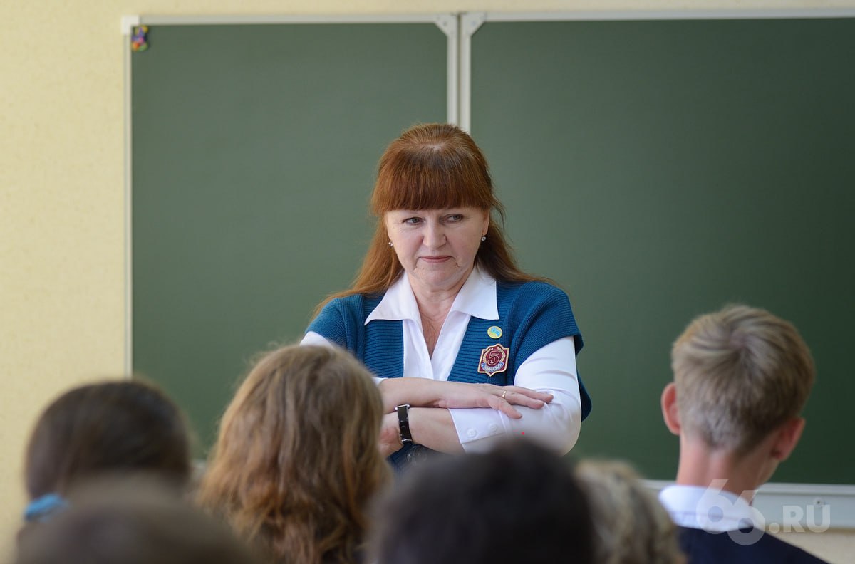 Учителя будут выискивать детей-нарушителей среди приезжих  В новых методичках педагогам рекомендовали следить за склонностью детей мигрантов к правонарушениям. В частности, их просят подмечать пренебрежительное отношение обучающихся к традиционным ценностям и деструктивное поведение.  С такими детьми будут проводить дополнительные классные часы, рассказывать о дружбе народов в России и культуре страны.    Новости из Екатеринбурга