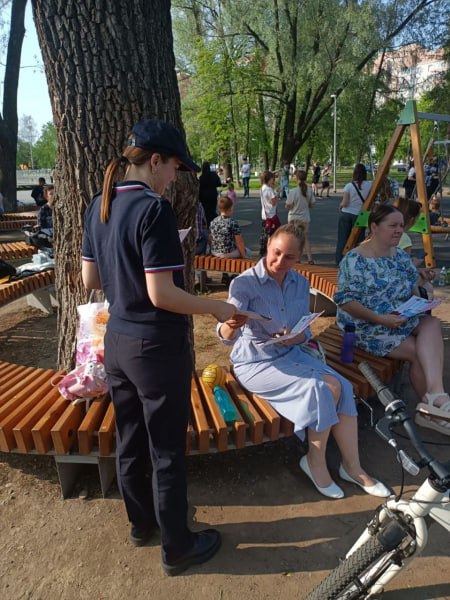 Сотрудники полиции проводят профилактические рейды в рамках акции "Дети и открытые окна" Ежегодно с началом летнего сезона возрастает риск выпадения малышей из окон или с балконов, что является одной из причин детского травматизма и смертности. С целью профилактики и предотвращения несчастных случаев, связанных с выпадением детей из окон, и привлечения внимания родителей к вопросам обеспечения безопасности детей сотрудники подразделений по делам несовершеннолетних УМВД России по Ярославской области совместно с представителями территориальных комиссий по делам несовершеннолетних и защите их прав, а также с волонтерами проводят профилактические рейды. В рамках акции «Дети и открытые окна» в Дзержинском районе г. Ярославля полицейские еще раз напомнили родителям о том, что, соблюдая правила техники безопасности и уделяя должное внимание ребенку, можно избежать трагических последствий, ведь безопасность ребенка напрямую зависит от осторожности и ответственности взрослых. Во избежание несчастных случаев необходимо соблюдать следующие правила: - открывая окна, убедитесь, что ребенок находится под присмотром взрослых; - по возможности, не ставьте мебель рядом с окнами; - открывайте окна в режиме фронтального проветривания или используйте форточку; - установите на окна специальные ограничители, фиксаторы, блокираторы, чтобы ребенок не смог самостоятельно открыть окно; - не допускайте игры детей у открытых окон. #МВДРФ #мвд76 #Полиция #Ярославль #Рейды #ПДН #БезопасноеЛето #Профилактика #ВниманиюРодителей