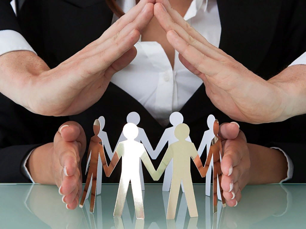 Реестр ответственных предпринимателей появится в Луганской Народной Республике Парламентарии базовым региональным законом урегулировали вопросы развития ответственного ведения бизнеса в ЛНР Ответственное ведение бизнеса деятельность юрлица или ИП в республике способствующая ее устойчивому развитию в том числе путем сохранения окружающей среды использования достижений науки и техники современных технологий установления дополнительных социальных гарантий для работников и их семей реализации экологических социальных образовательных и иных проектов связанных с повышением уровня жизни и комфорта населения региона пояснил основную концепцию председатель Комитета по экономической политике Сергей Диденко Парламентарий уточнил что критерии благонадежности социальной и экологической ответственности для признания предприятия ответственным и порядки подтверждения соответствия данным критериям присвоения и прекращения соответствующего статуса устанавливаются Правительством Сведения о таких субъектах будут вноситься в специальный реестр данные можно будет найти на официальном сайте Минэкономразвития ЛНР Данные предприниматели смогут рассчитывать на организационную поддержку рассмотрение обращений в приоритетном порядке помощь в организации взаимодействия с ресурсоснабжающими организациями консультации в том числе при сопровождении инвестиционных проектов поддержку в кадровом обеспечении организации мероприятий и публикации информационных материалов по развитию ответственного ведения бизнеса и другое добавил Сергей Диденко Парламентарий подчеркнул что поощрение ответственного ведения бизнеса благоприятно скажется на развитии экологической технологической и социальной сфер жизнедеятельности Луганской Народной Республики Народный Совет ЛНР в MAX