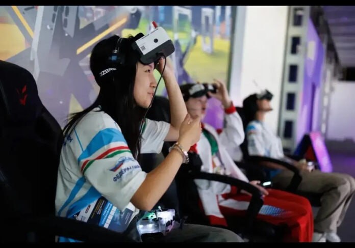 Якутские спортсменки включены в юниорскую сборную России по гонкам дронов Две представительницы Якутии Сардана Сутакова и Уйгулаана Антоева включены в основной состав юниорской сборной России по гонкам беспилотных воздушных судов на 2026 год Отмечается что это открывает спортсменкам возможность представлять страну на международных соревнованиях и проходить подготовку с ведущими тренерами Для меня большая честь войти в основной состав юниорской сборной страны Это результат работы тренеров федерации и всей нашей команды Буду делать все возможное чтобы достойно представить республику и показать высокий результат поделилась Сардана Сутакова Сегодня Федерация гонок дронов Якутии выполняя цели и задачи национального проекта Беспилотные авиационные системы инициированного Президентом России Владимиром Путиным прошла путь от образовательной инициативы до одного из лидеров страны с медалями всероссийских стартов собственным судейским корпусом и проведением крупных окружных соревнований Подробнее читайте по ссылке Фото sakha gov ru yk24 ru в MAX Telegram ВК VK Видео