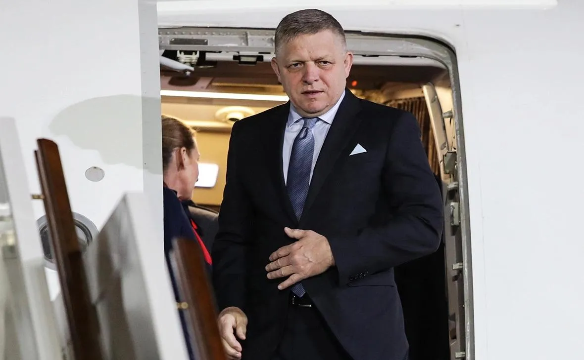 Фицо поддерживает амбиции Украины вступить в ЕС Премьер министр Словакии Роберт Фицо провел телефонный разговор с Зеленским по итогам которого сообщил о различии взглядов по некоторым темам на фоне взаимной заинтересованности в дружеских отношениях между Словакией и Украиной Несмотря на то что у нас по некоторым темам различные взгляды мы оба заинтересованы в хороших и дружеских отношениях между Словакией и Украиной написал Фицо Я подтвердил что Словакия поддерживает амбиции Украины вступить в Евросоюз так как Словакия желает чтобы Украина как наш сосед была стабильной и демократической страной В этой связи напомним что премьер министр Словакии был в числе глав государств которые посетили Москву в День Победы в 2025 году О своем намерении приехать в Россию 9 мая в этом году Фицо сообщил в начале апреля Предлагаем закрыть ему воздушное пространство по примеру того как это уже сделали прибалтийские карлики и отправить его после восьми часов полета несолоно хлебавши