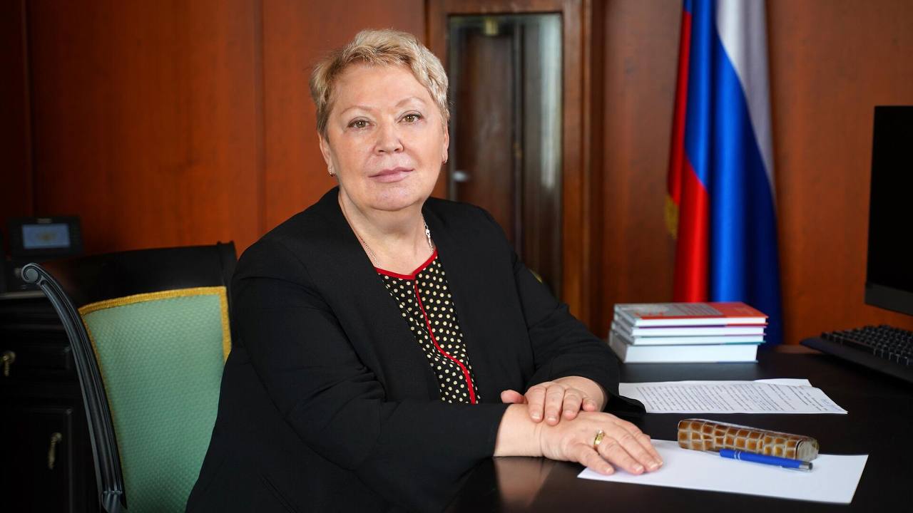 Приветствие участникам Общего собрания направила президент Российской академии образования Ольга Васильева: Высокая миссия РИО сегодня заключается в том, чтобы сохранять и передавать молодому поколению память об истории России, о славных и трагических событиях, выпавших на долю страны, о мужестве, чести и патриотизме наших соотечественников, бороться за приумножение славы наших предков и процветание Родины «Отрадно, что из года в год Российскому историческому обществу удаётся расширять масштабы своей работы. Один из ощутимых результатов — разработка и введение историко-культурного стандарта, на основе которого была создана линейка учебников по отечественной истории. Преподавание по этим пособиям ведется во всех школах страны. При поддержке фонда "История Отечества" реализуются многие важнейшие проекты, проводятся конференции, круглые столы и выставки, снимаются документальные фильмы, издается качественная научно-просветительская литература. Для нас очень важно, что такую поддержку получила и Российская академия образования, победившая в Конкурсе проектов на 2025-2026 годы». Запись трансляции мероприятия доступна по ссылке. Российское историческое общество